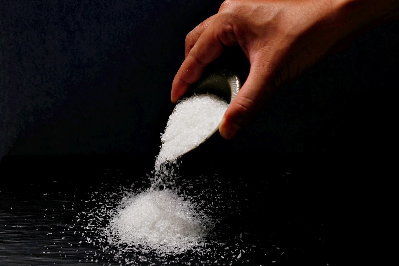 Dùng bột ngọt để giảm lượng muối tiêu thụ mỗi ngày-2
