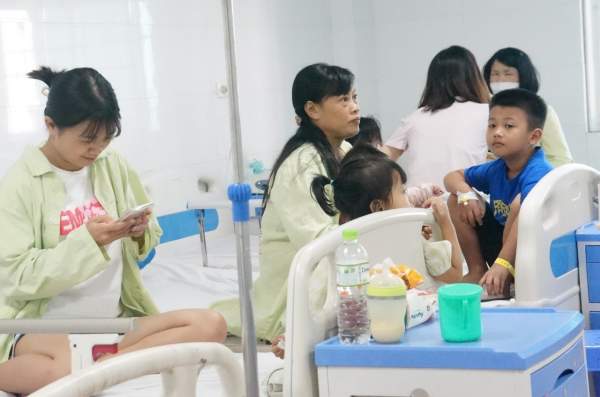 Bệnh nhi nằm vạ vật vì nhiều bệnh viện ở Hà Nội quá tải-2