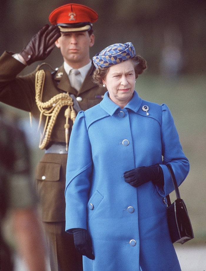 Nhìn lại gu thời trang rực rỡ sắc màu của Nữ hoàng Anh - Elizabeth II-14