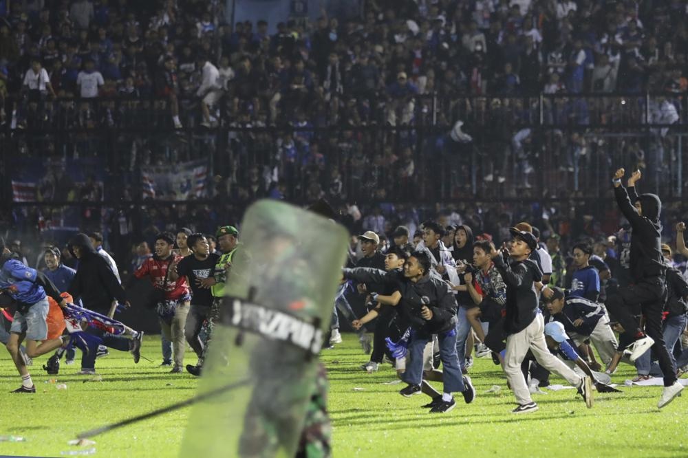 Vụ giẫm đạp khiến 129 người chết trong thảm kịch bóng đá ở Indonesia-1
