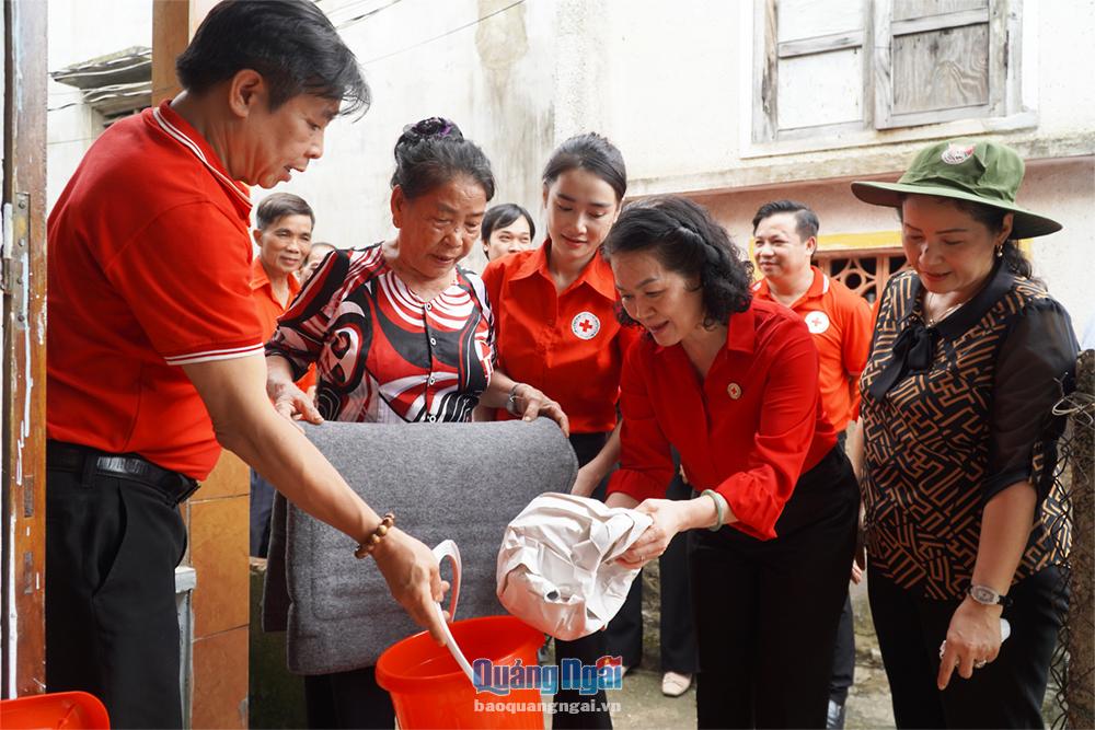 Hội Chữ thập đỏ Việt Nam hỗ trợ người dân Quảng Ngãi bị thiệt hại do bão số 4-3