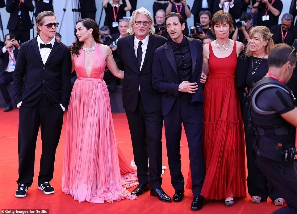 Bond Girl gốc Cuba mặc mốt không nội y, cười đùa với Brad Pitt trên thảm đỏ LHP Venice-1
