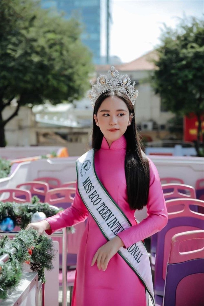 Dàn hoa hậu Việt về quê sau khi đăng quang: Người diễu hành hoành tráng, người bị 'ghẻ lạnh'-2