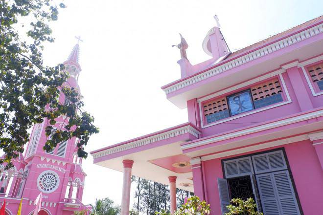 Ngôi nhà thờ màu hồng mơ màng ở Vĩnh Long-7