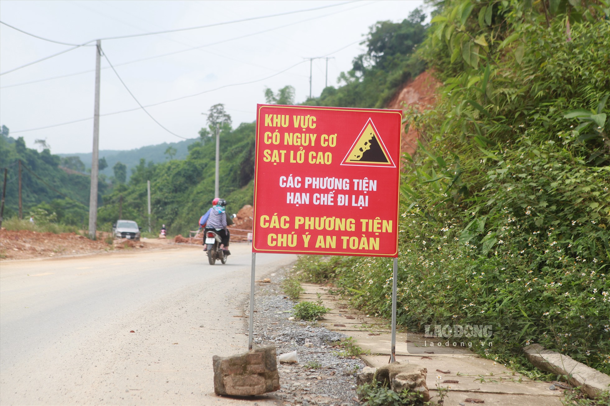 Triền đồi nứt toác ở Lào Cai: Dân lo tính mạng, lúa lo thiếu nước-2