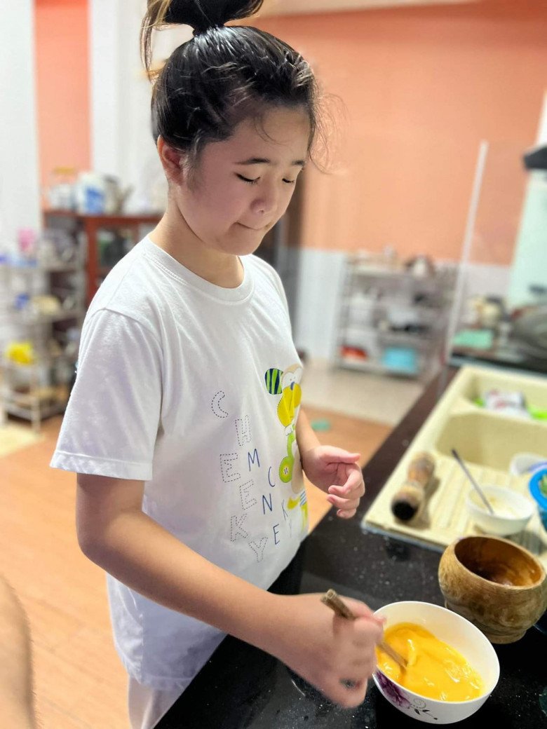 Thúy Nga tự hào con gái về Việt Nam giỏi giang hơn bên Mỹ: 11 tuổi tự đứng bếp nấu ăn, làm việc nhà-3