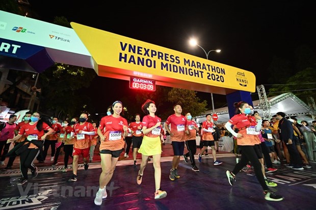 Hơn 10.000 VĐV tham dự giải chạy đêm VnExpress Marathon tại Hà Nội-1