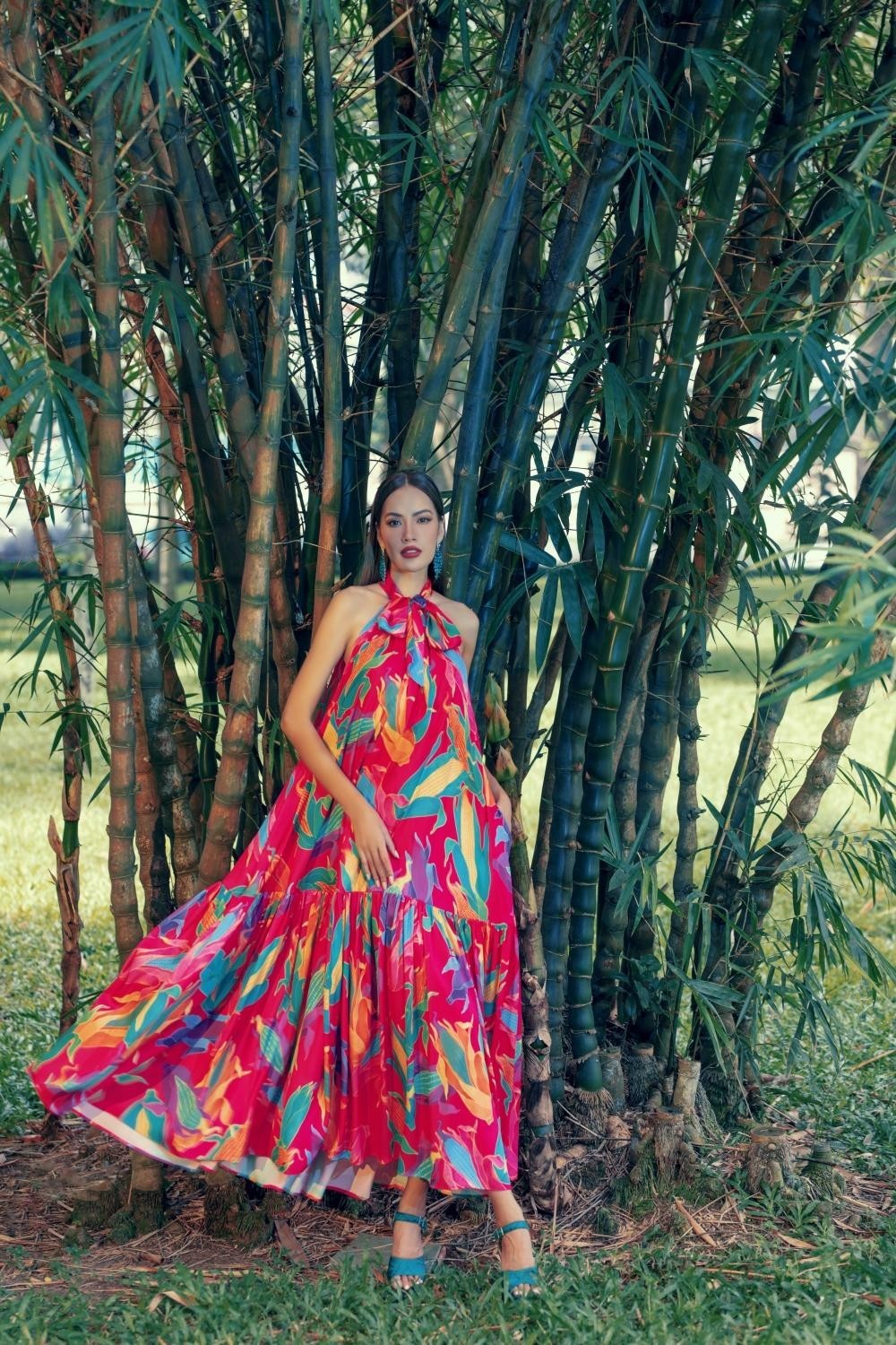 Top 5 Miss Universe Hương Ly - Hoàng Phương rực rỡ xuống phố với váy áo 'biến hoá' từ khăn lụa-5