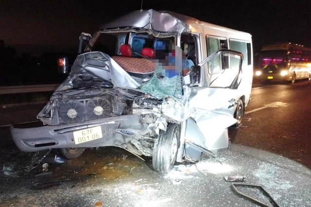 Truy tìm xe tải liên quan vụ tai nạn 2 người chết trên cao tốc-cover-img