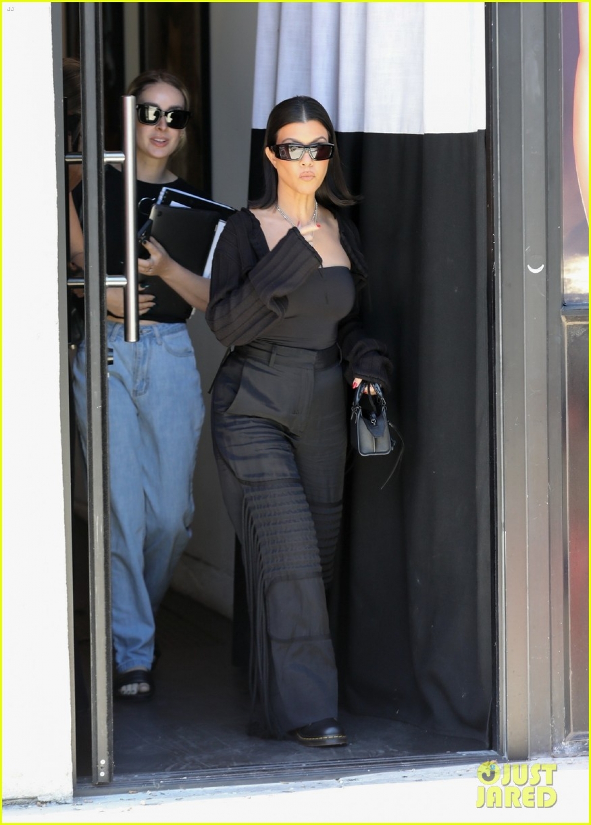 Kourtney Kardashian thanh lịch ra phố sau buổi chụp hình-4