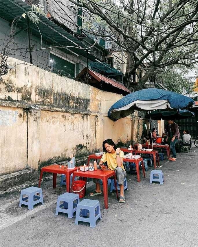 Hiếm có Hoa hậu nào 'xuề xòa' như H'Hen Niê: Khoe cả lông chân, mặc đồ ở nhà đi dạo phố-7