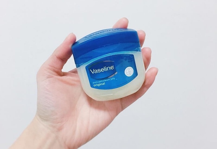 Có nên bôi vaseline sau khi xăm môi? Hướng dẫn sử dụng vaseline dưỡng môi đúng cách-3