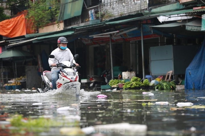 Nước lũ đổ về, chợ đầu mối lớn nhất Nghệ An ngập nặng-5