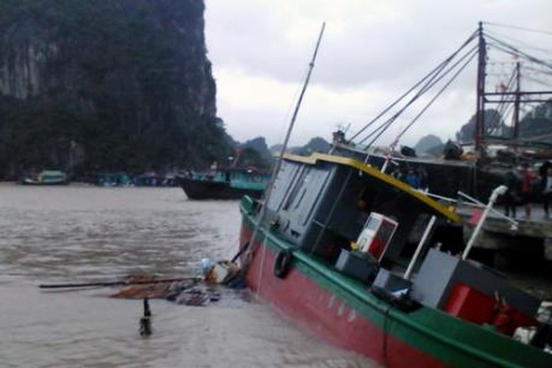 Quảng Ninh: Mẹ và con trai 14 tháng kẹt trong khoang tàu đắm-1