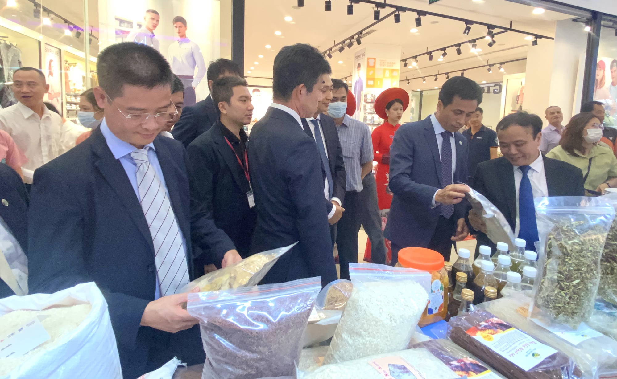 Nhiều cơ hội kết nối giao thương, phát triển sản phẩm du lịch tại "Hội chợ Xúc tiến thương mại nông nghiệp, sản phẩm OCOP thành phố Hà Nội năm 2022"-5
