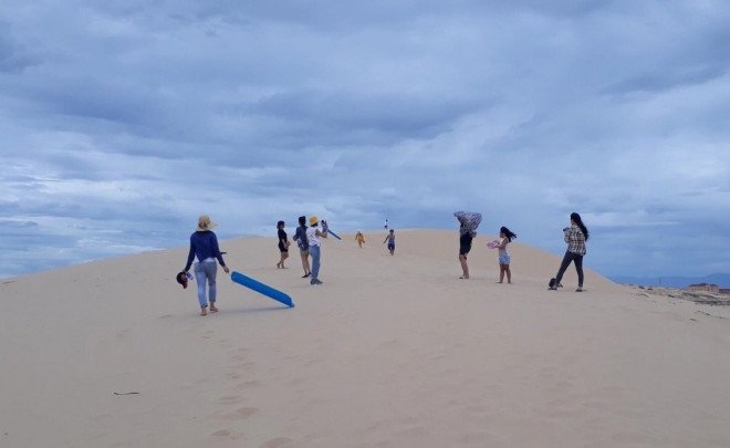 Đến cồn cát Quang Phú trải nghiệm trò chơi trượt cát, lái xe địa hình-2