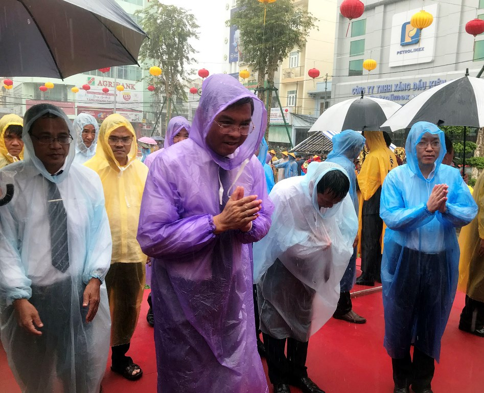 Đông đảo người dân đội mưa dự lễ dâng hương Anh hùng dân tộc Nguyễn Trung Trực-2