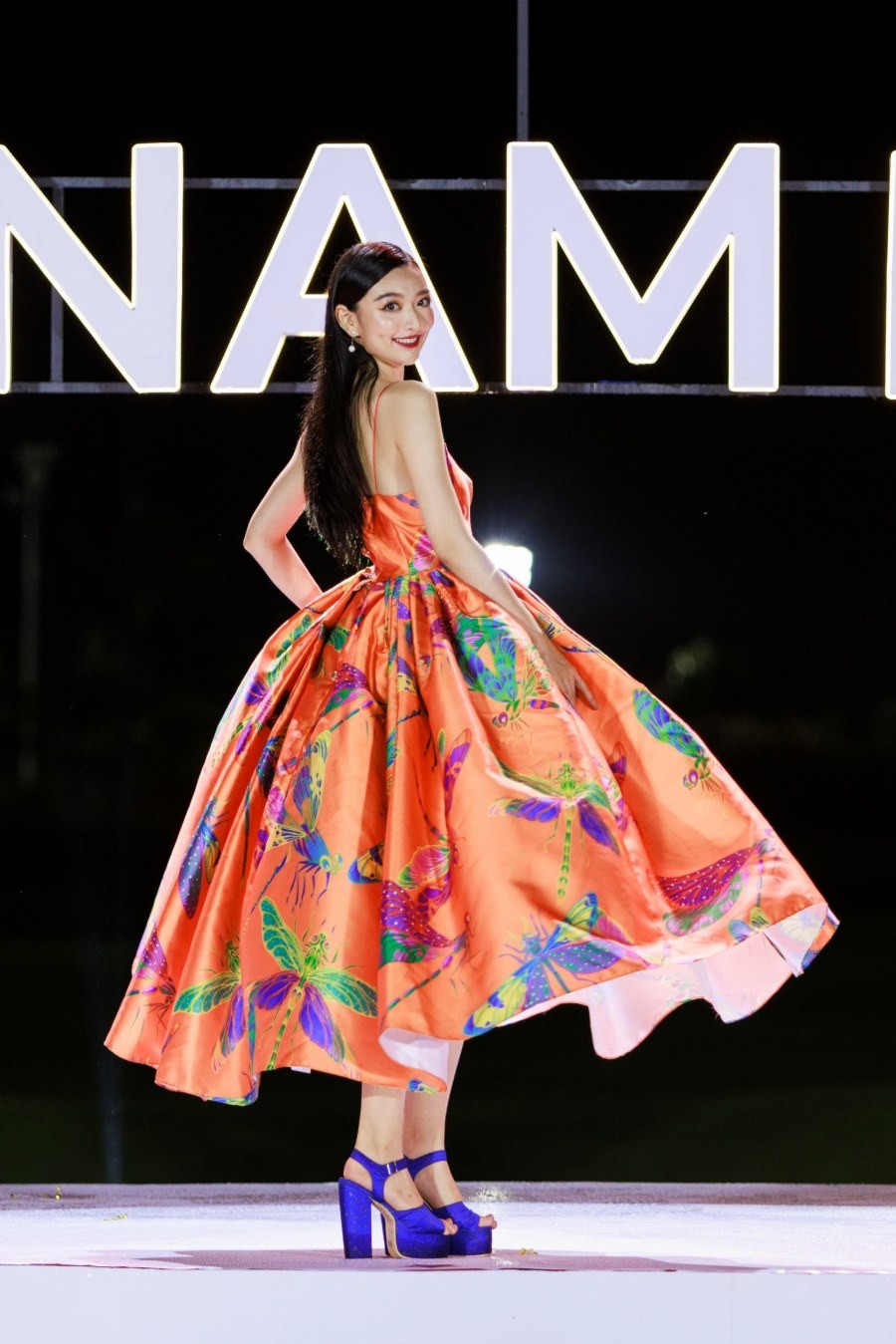Top 38 thí sinh Miss World Vietnam trình diễn thời trang dưới mưa-19