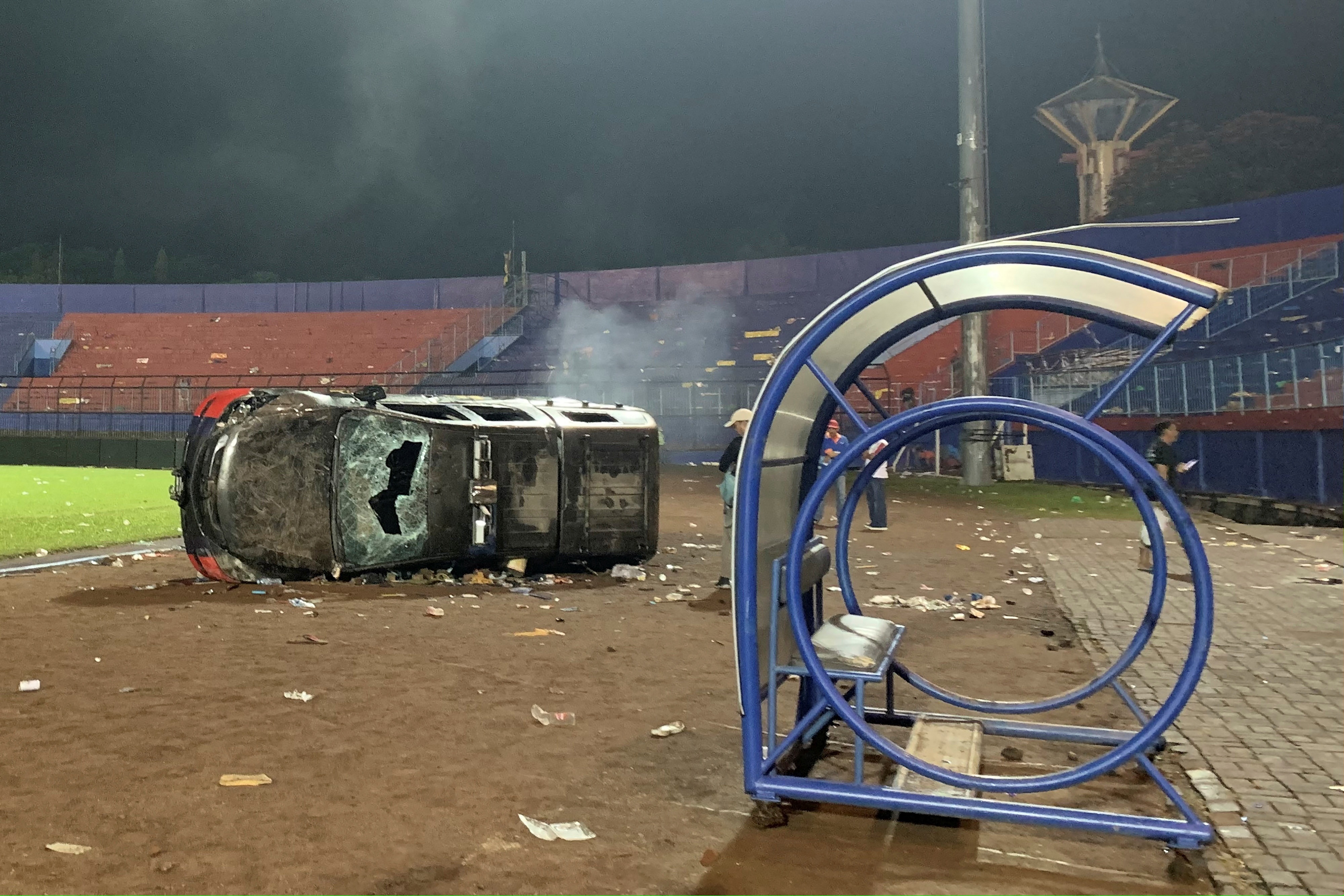Vụ giẫm đạp khiến 129 người chết trong thảm kịch bóng đá ở Indonesia-9