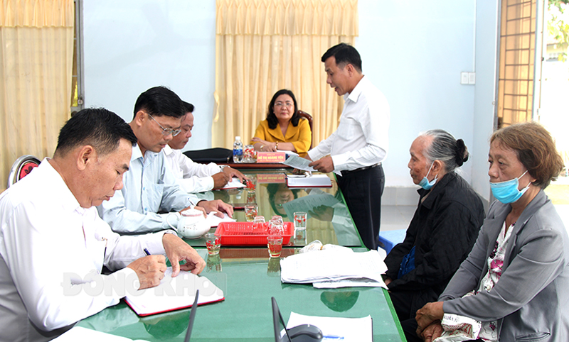 Phó bí thư Thường trực Tỉnh ủy - Chủ tịch HĐND tỉnh Hồ Thị Hoàng Yến tiếp công dân tháng 9-2022 tại Mỏ Cày Nam-2