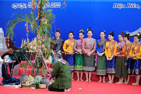 Đoàn đại biểu Việt Nam – Lào dâng hương hoa tưởng niệm các Anh hùng liệt sĩ-22