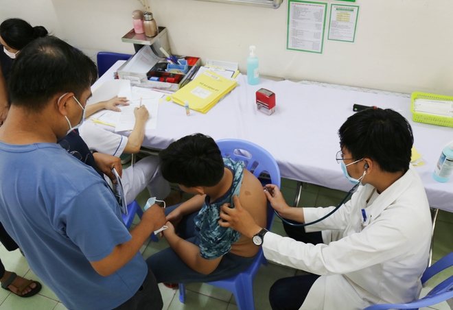 TP.HCM: Số lượng trẻ mắc sốt xuất huyết tăng cao dẫn đến quá tải và thiếu thuốc, nhiều cha mẹ lo lắng khi con diễn tiến nặng-6