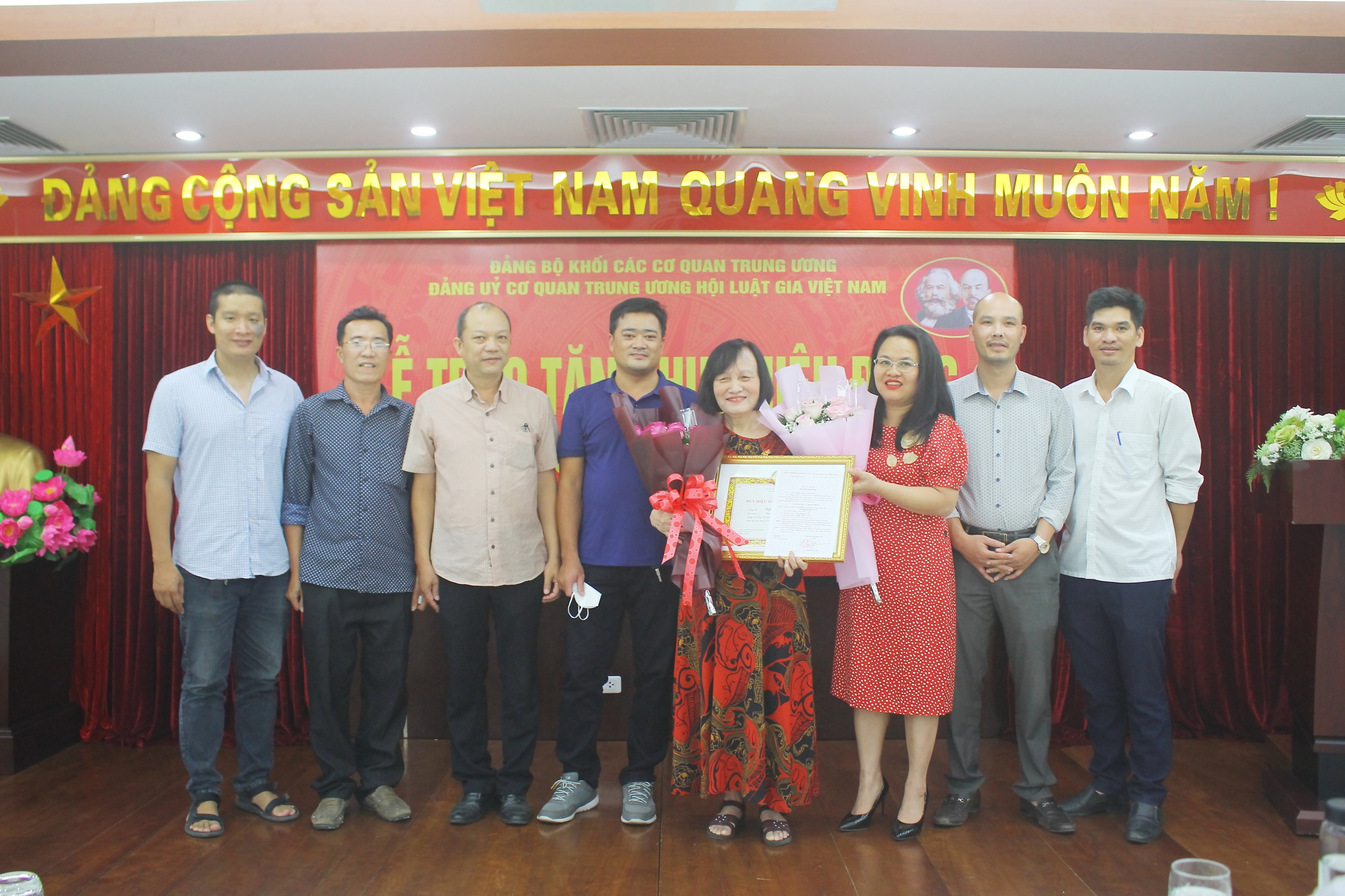 Hội Luật gia Việt Nam tổ chức trao huy hiệu 40 năm, 45 năm tuổi Đảng-4