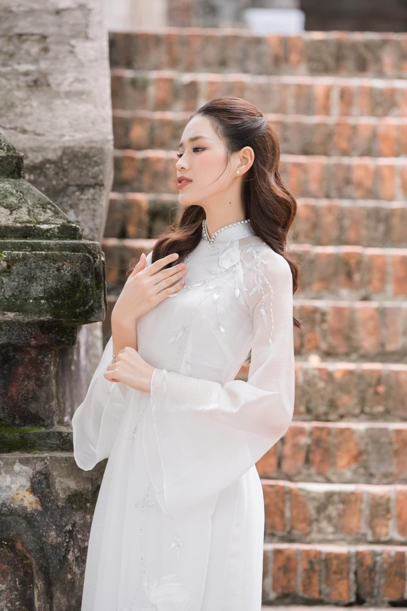 Hoa hậu Đỗ Thị Hà đẹp thuần khiết với áo dài trắng-3