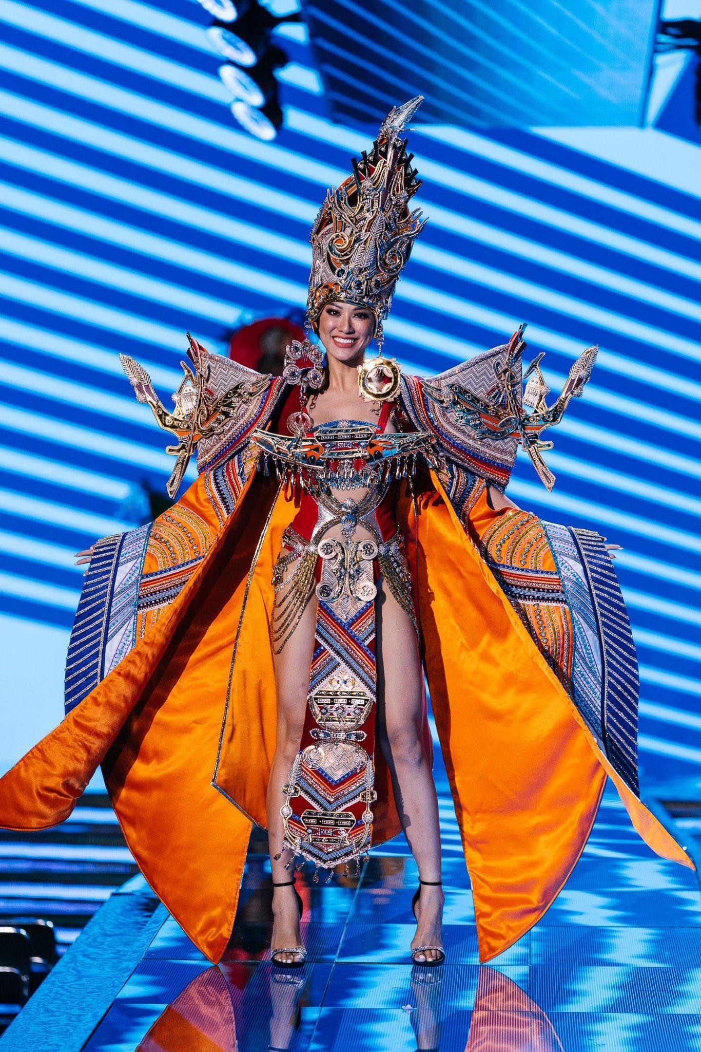 Choáng ngợp với loạt trang phục dân tộc lộng lẫy của Kim Duyên và dàn thí sinh Hoa hậu Siêu quốc gia-1