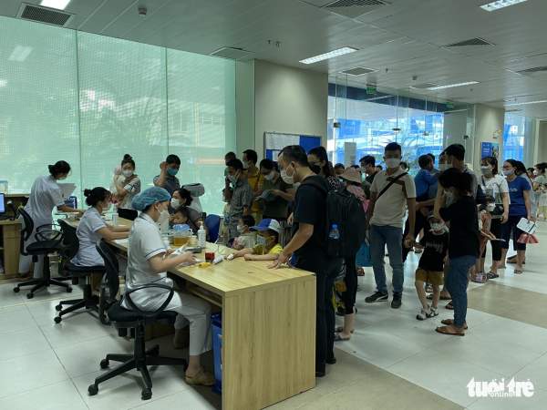 Bệnh nhi nằm vạ vật vì nhiều bệnh viện ở Hà Nội quá tải-5
