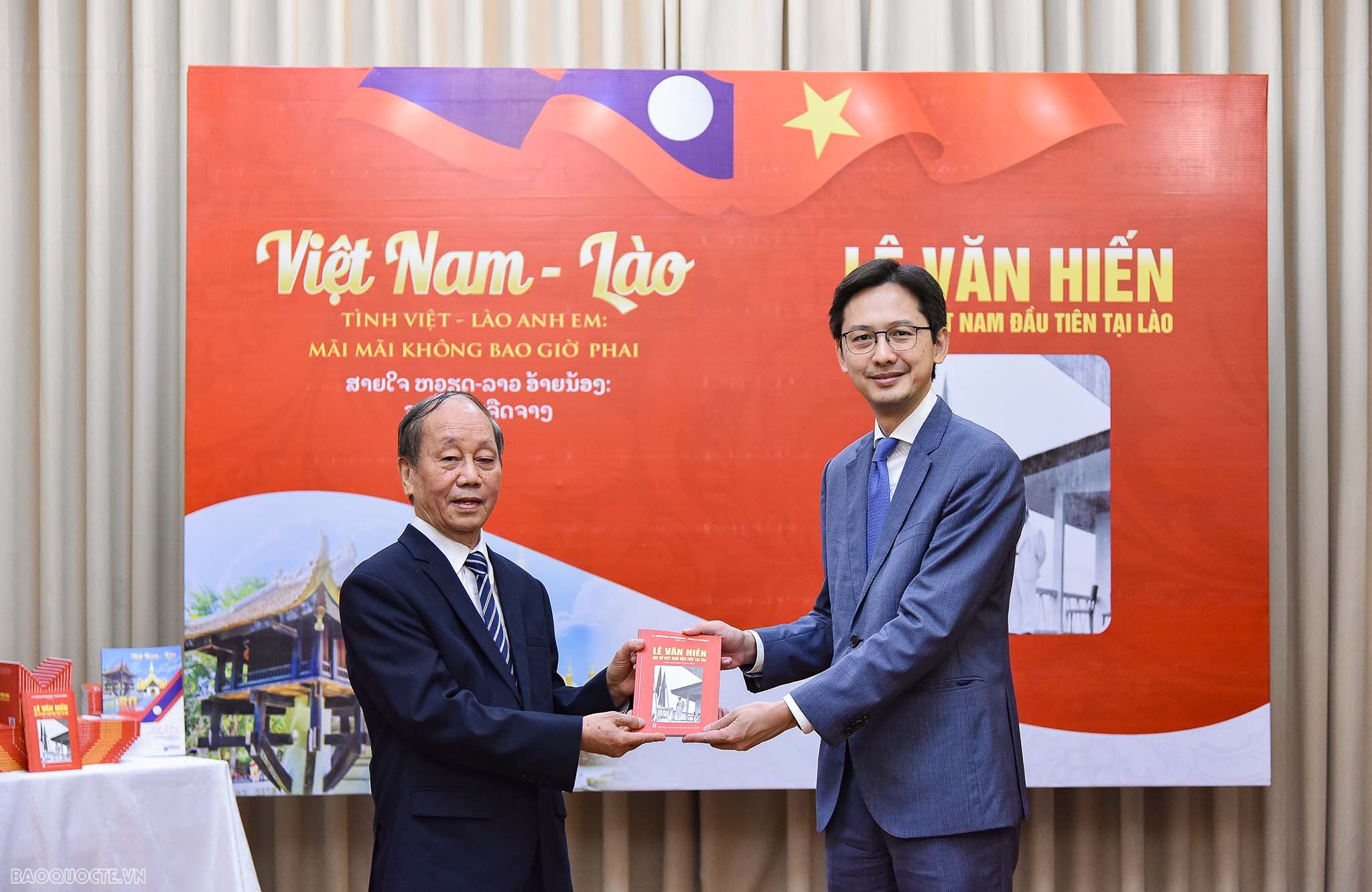 Ra mắt hai ấn phẩm đặc biệt về quan hệ Việt Nam-Lào-4