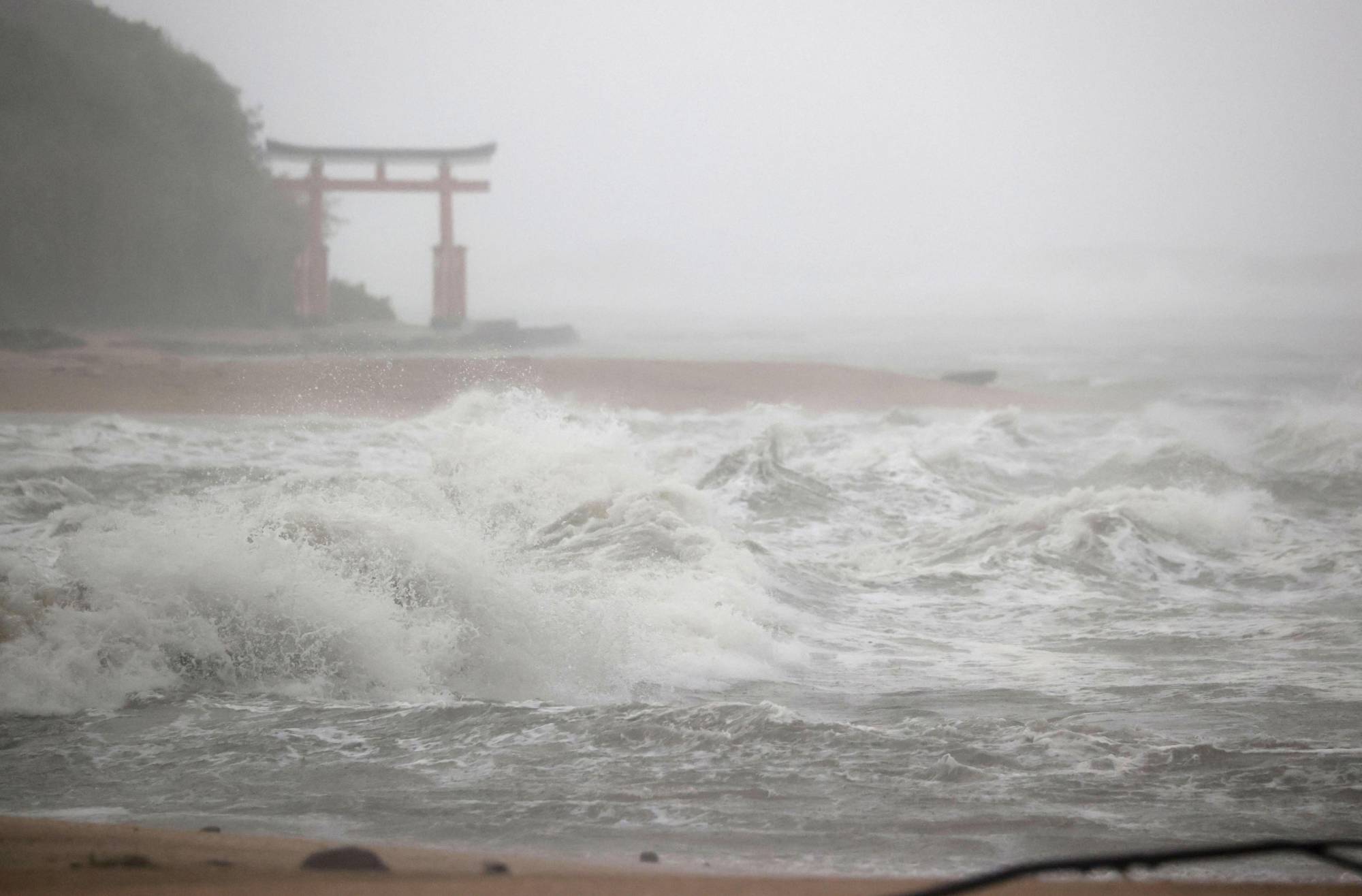 Loạt ảnh đáng sợ trong siêu bão đổ bộ Nhật Bản-1