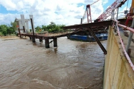 Khoảnh khắc sàn thi công cầu Mỹ Thuận 2 sập kéo 3 công nhân xuống sông-cover-img