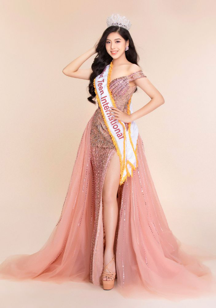 Ngô Ngọc Gia Hân diện trang phục dạ hội của NTK Brian Võ đến Miss Teen International-1