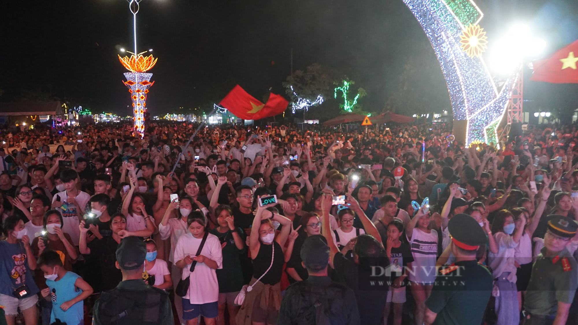Phú Thọ: "Biển" người đổ về xem bắn pháo hoa rực trời khai hội du lịch Thanh Thủy 2022-4