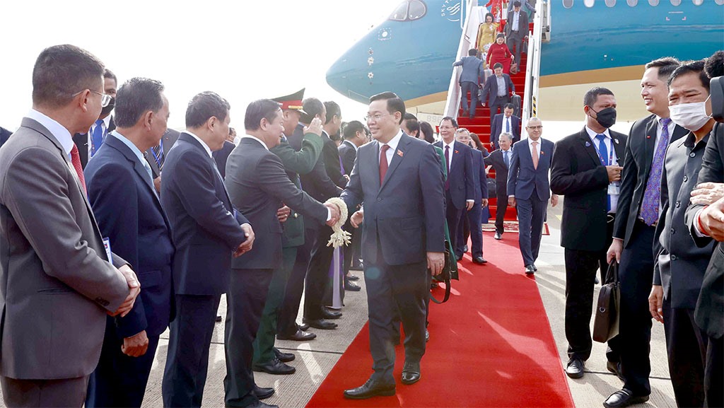 Chủ tịch Quốc hội đến Phnom Penh, bắt đầu thăm chính thức Campuchia-6