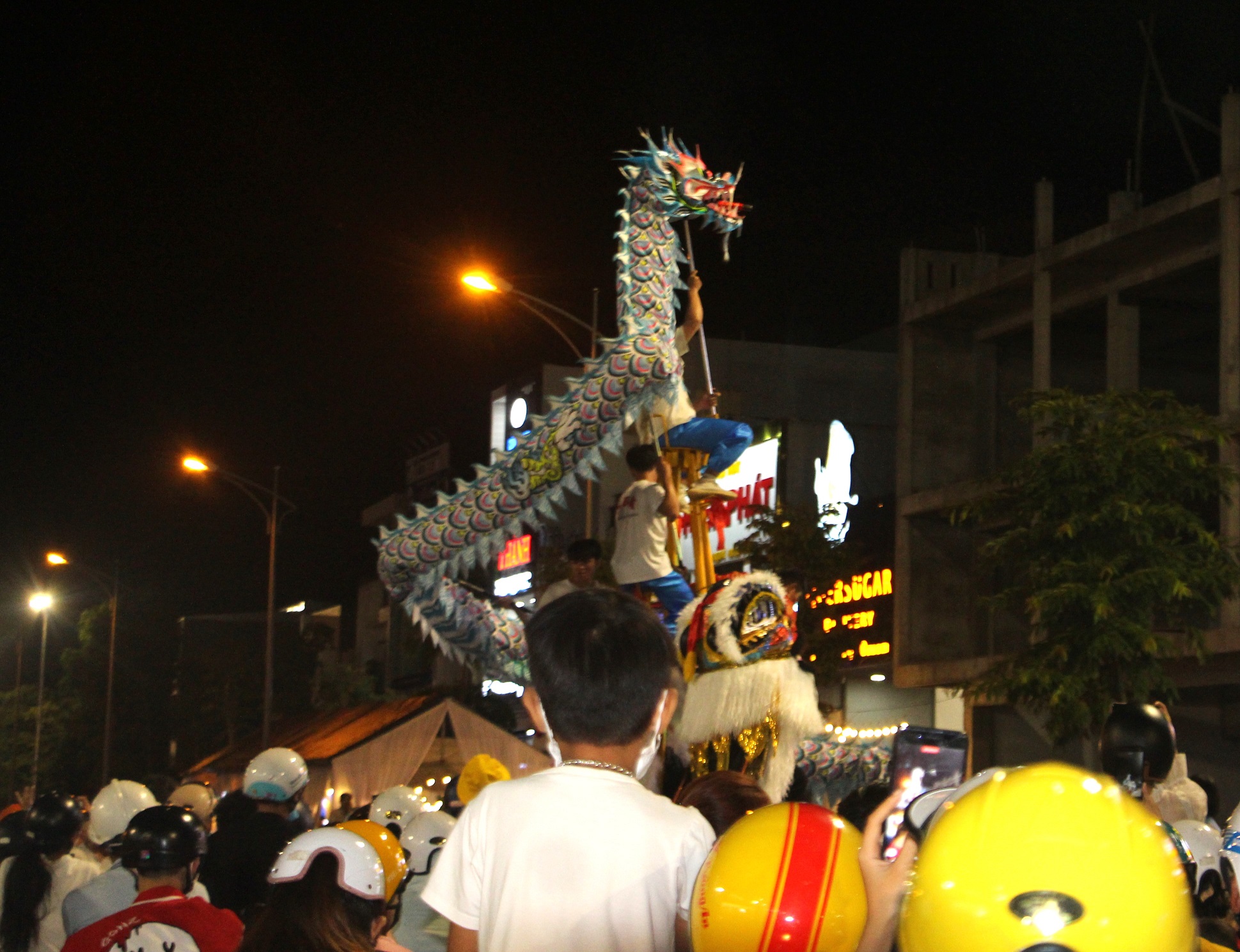 Quảng Nam: Đông nghịt người dân ở TP Tam Kỳ đổ ra đường xem múa lân-5