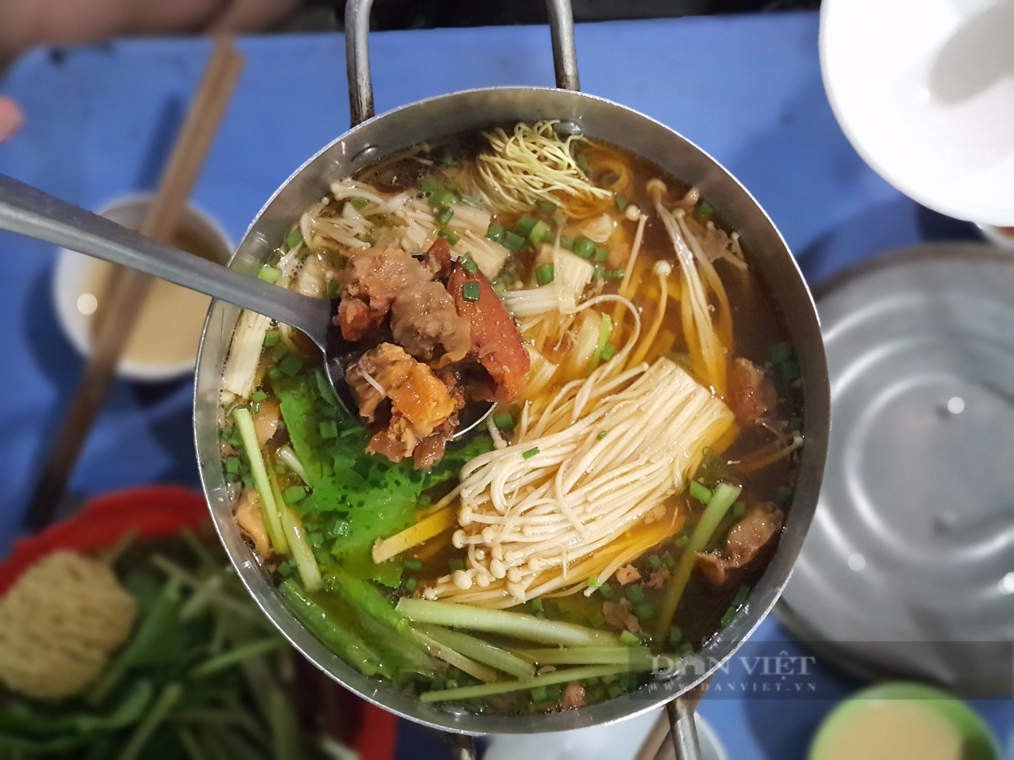 Sài Gòn quán: Lẩu bò kho Campuchia trên bếp than hồng, hương vị độc lạ khu Vườn Chuối-2