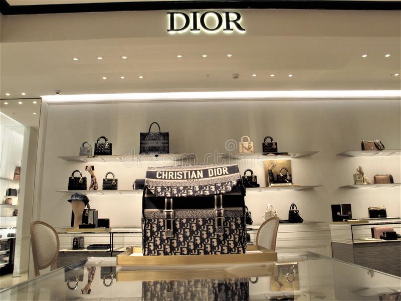 Dior kiện Valentino vì "tụ tập"cản trở kinh doanh, đòi bồi thường hơn 2 tỷ đồng!-7