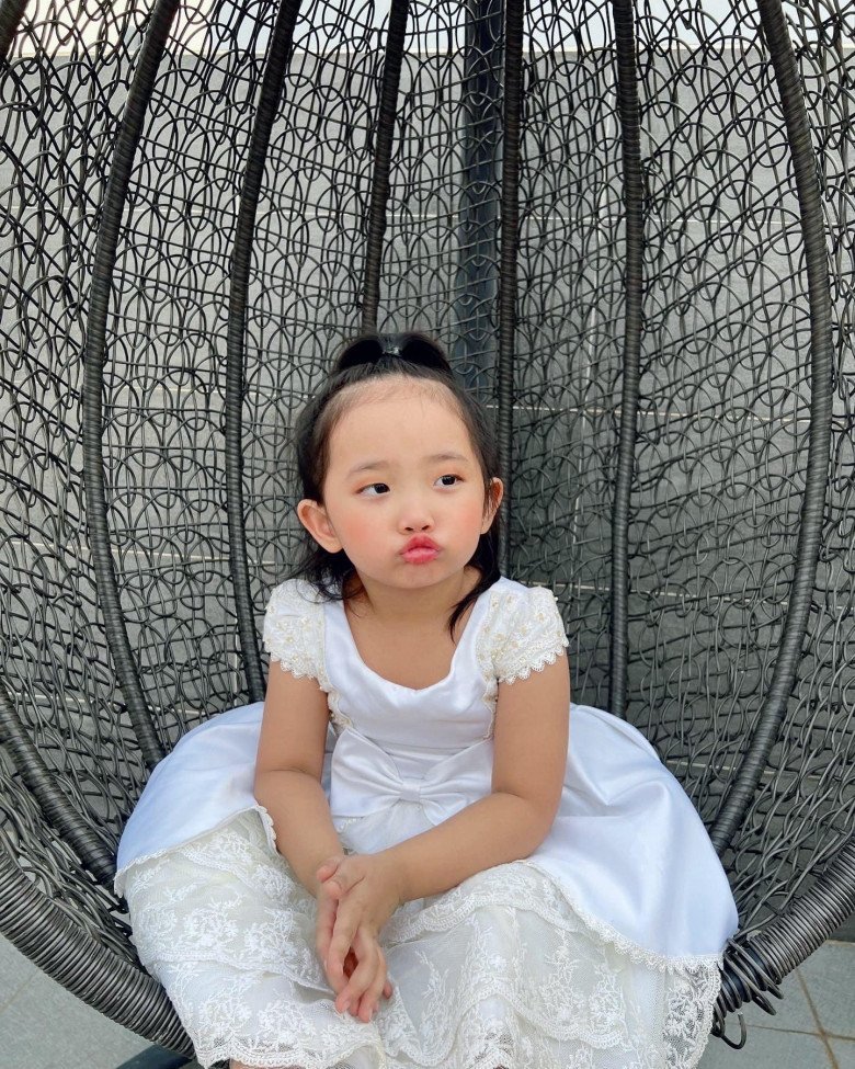 Con gái 4 tuổi của Khánh Thi - Phan Hiển ngày càng điệu đà-8