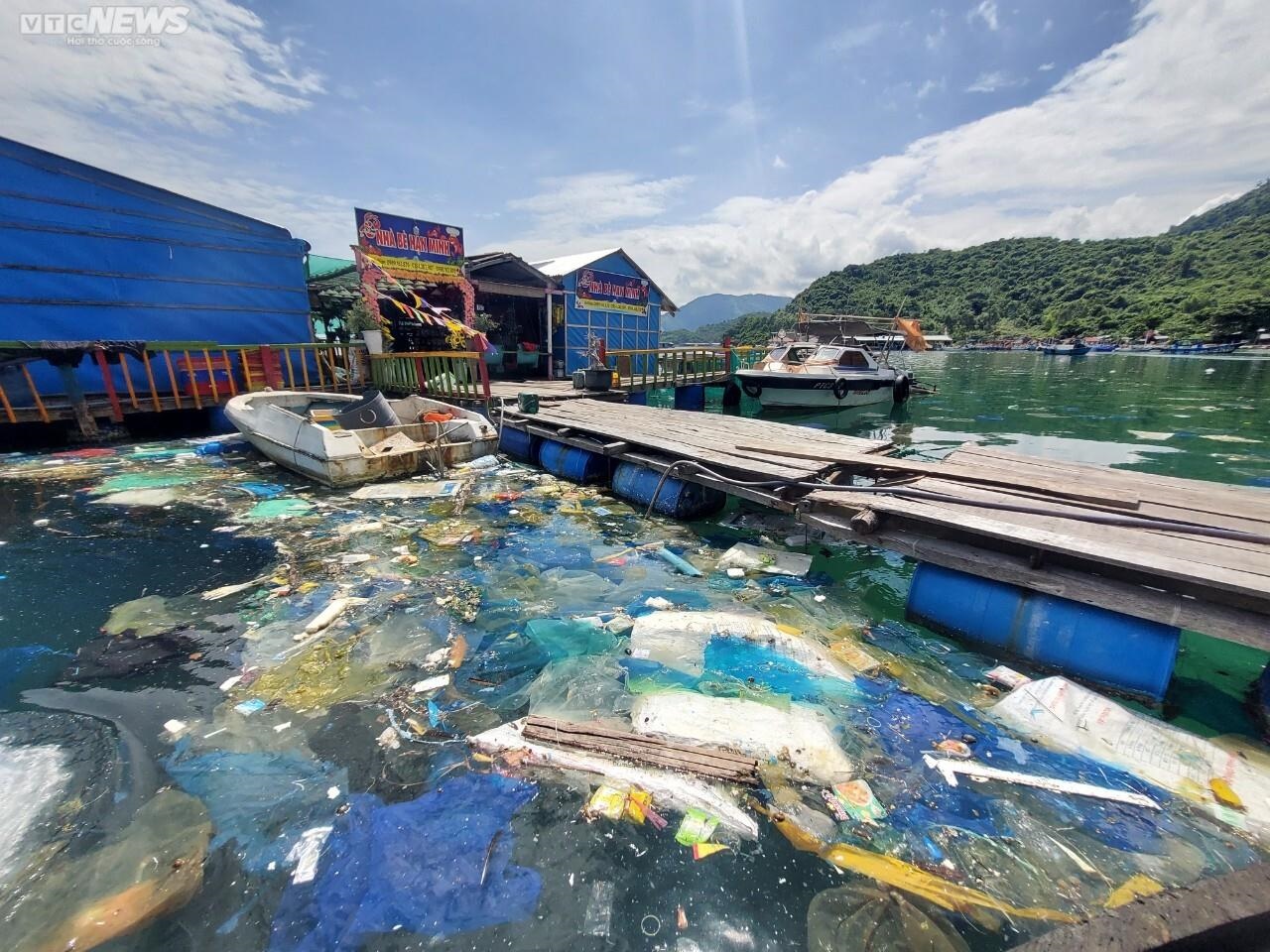 Rác thải nhựa ngập ngụa quanh các bè nuôi thuỷ sản ở vịnh Vũng Rô, Phú Yên-3