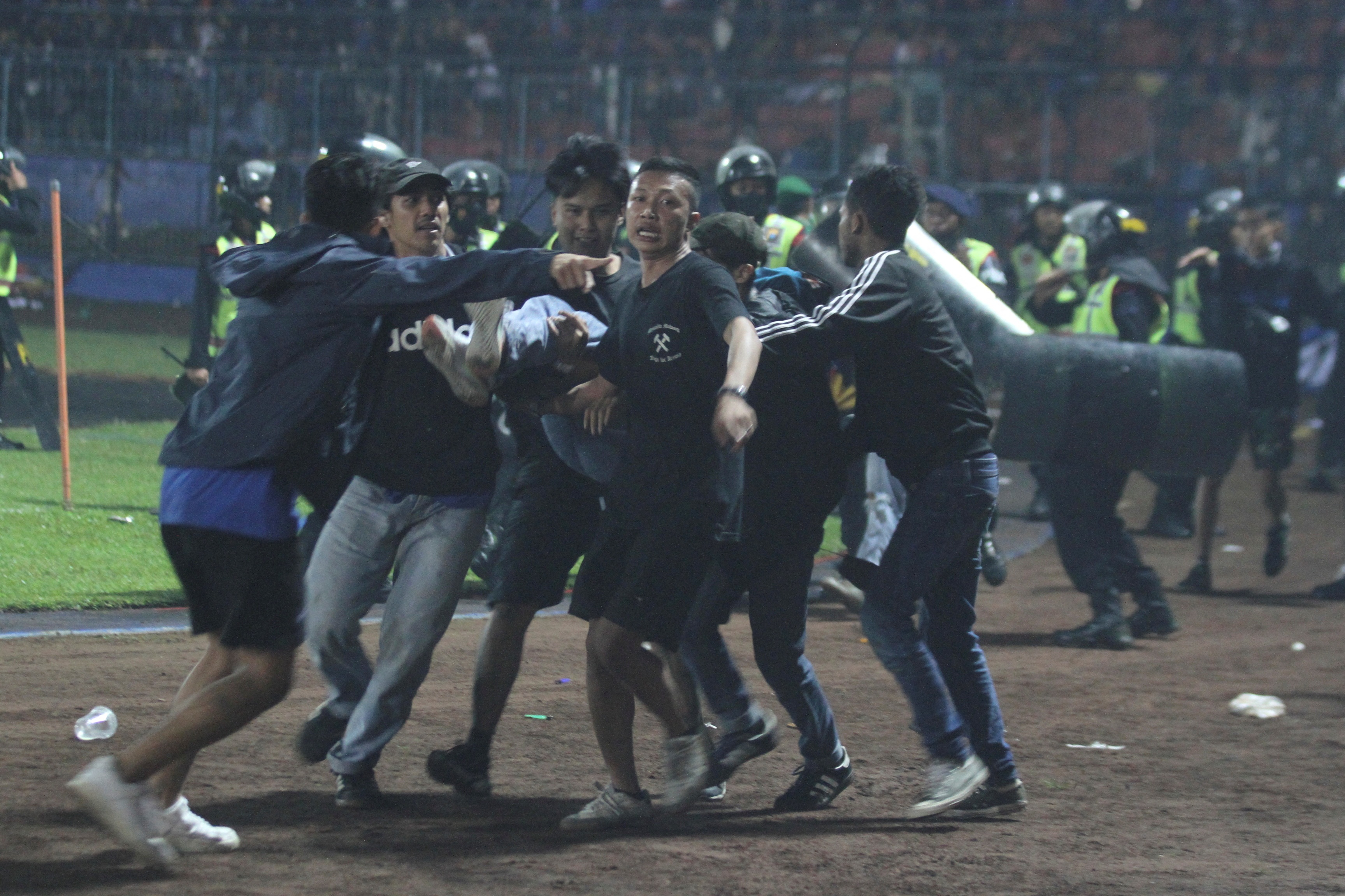 Vụ giẫm đạp khiến 129 người chết trong thảm kịch bóng đá ở Indonesia-7