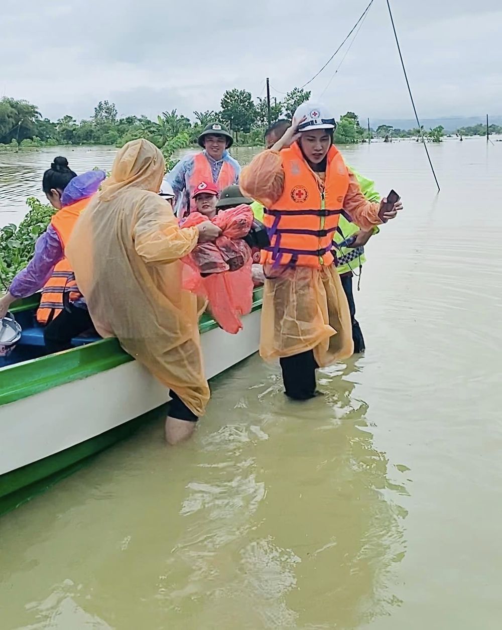 Loạt ảnh Thủy Tiên lội nước đi hỗ trợ bà con miền Trung bị bão lũ-1