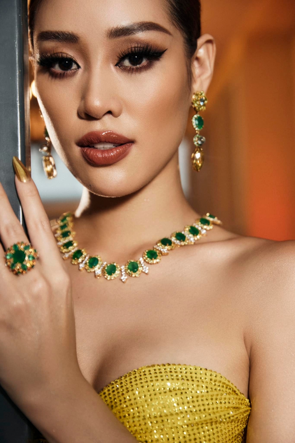 Hoa hậu Khánh Vân hóa nàng tiên cá với đầm cut-out màu vàng nóng bỏng-7