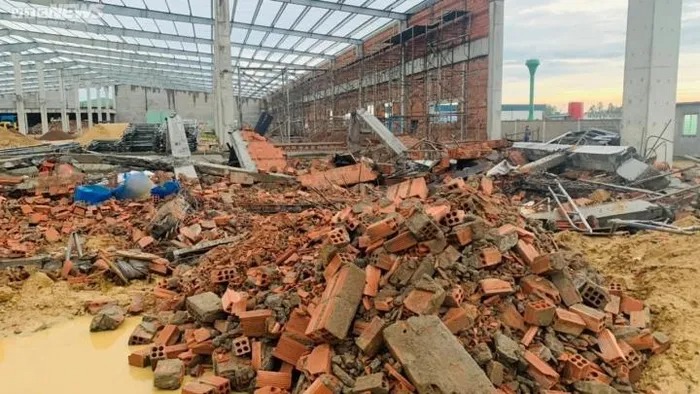 Sập tường nhà máy khu công nghiệp Nhơn Hòa: 3 người chết, 6 người bị thương-cover-img