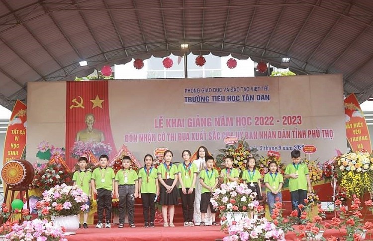 Trường tiểu học Tân Dân đón nhận Cờ thi đua của UBND tỉnh Phú Thọ tặng-2