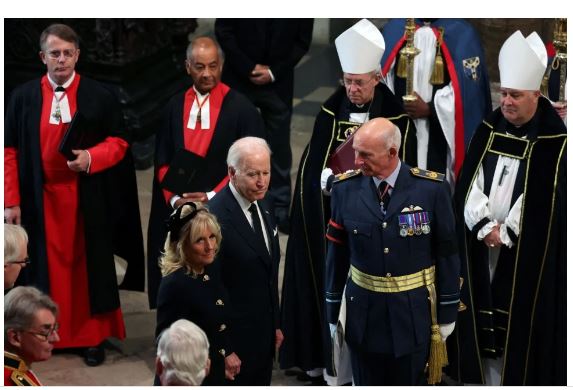 Đệ nhất phu nhân Mỹ Jill Biden bị chỉ trích ăn mặc không phù hợp khi viếng tang Nữ hoàng Elizabeth II-6