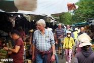 Khách Tây thích thú dạo chợ Tết phố cổ Hội An-cover-img