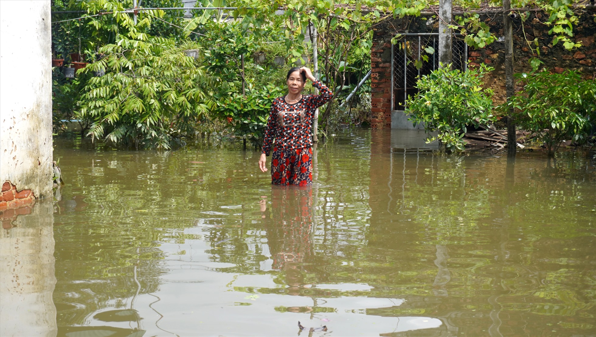 Nghệ An: Người dân trèo xe tải băng qua dòng nước lũ để về nhà-3