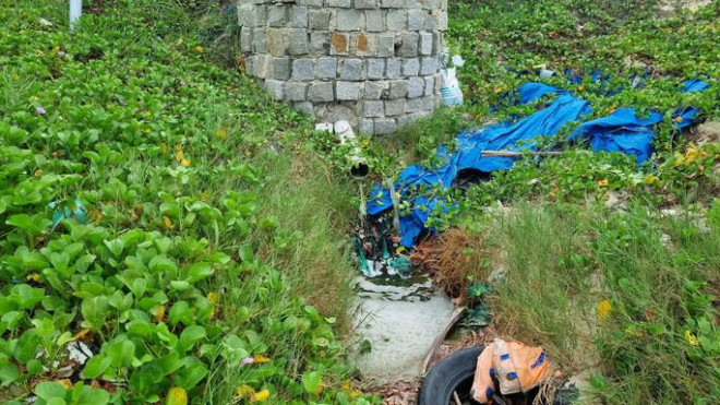 Khánh Hòa: Ảnh kinh hãi trại nuôi tôm xả nước thải ra biển đen ngòm-5